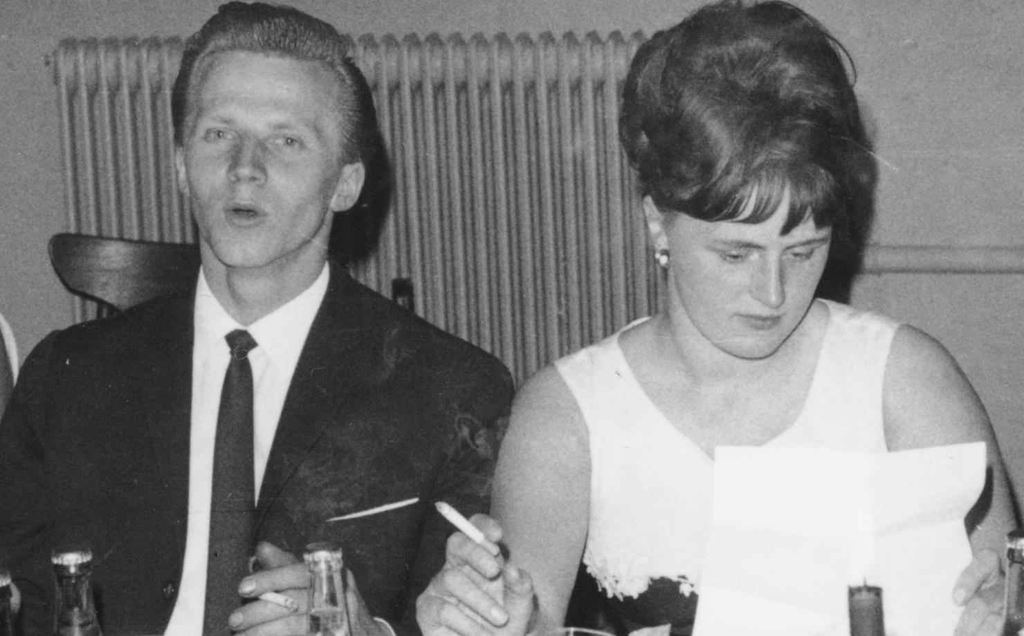 Fest i de glade 60ere'(Esther genbruger sin bryllupskjole).