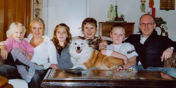Familien i sofa.